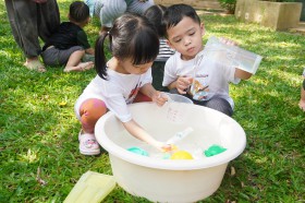 กิจกรรมเล่นสนุกกับน้ำ และก่อเจดีย์ทราย (บ้านเด็กเล็ก) ๔,๘ เม ... Image 2