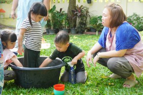 กิจกรรมเล่นสนุกกับน้ำ และก่อเจดีย์ทราย (บ้านเด็กเล็ก) ๔,๘ เม ... Image 4