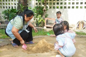 กิจกรรมเล่นสนุกกับน้ำ และก่อเจดีย์ทราย (บ้านเด็กเล็ก) ๔,๘ เม ... Image 5