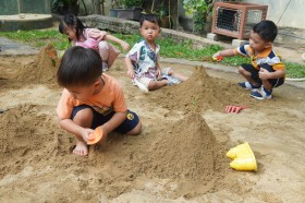 กิจกรรมเล่นสนุกกับน้ำ และก่อเจดีย์ทราย (บ้านเด็กเล็ก) ๔,๘ เม ... Image 6