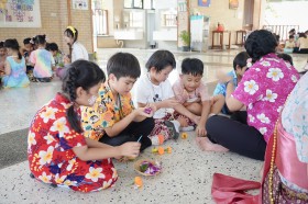 &quot;ทำแป้งปะหน้าและร้อยดอกไม้&quot; กิจกรรมวันสงกรานต์ (๑๑ เมษายน ๒๕ ... Image 8