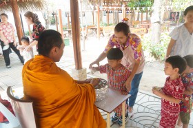 กิจกรรมวันสงกรานต์ &quot;สรงน้ำพระสงฆ์&quot; (๑๑ เมษายน ๒๕๖๘) Image 3