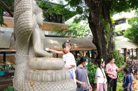 กิจกรรมวันสงกรานต์ &quot;สรงน้ำพระประธานโรงเรียน&quot; (๑๑ เมษายน ๒๕๖๘ ... Image 4