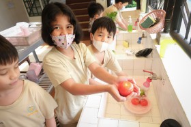 ป.๓ เรียนรู้อาหารหลัก ๕ หมู่ ผ่านการประกอบอาหาร (๖ มิ.ย.๖๘) Image 1