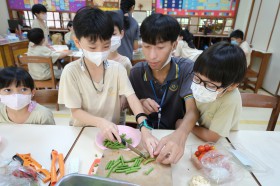 ป.๓ เรียนรู้อาหารหลัก ๕ หมู่ ผ่านการประกอบอาหาร (๖ มิ.ย.๖๘) Image 2