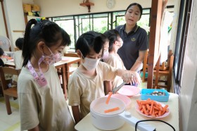 ป.๓ เรียนรู้อาหารหลัก ๕ หมู่ ผ่านการประกอบอาหาร (๖ มิ.ย.๖๘) Image 3
