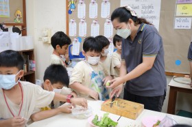 ป.๓ เรียนรู้อาหารหลัก ๕ หมู่ ผ่านการประกอบอาหาร (๖ มิ.ย.๖๘) Image 6