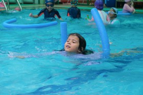 กิจกรรมว่ายน้ำ อนุบาล ๓ (พ. ๒๘ พ.ค.๖๘) Image 8