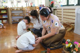 กิจกรรมไหว้ครู ในเรือนอนุบาล (พฤ. ๑๒ มิ.ย.๖๘) Image 8