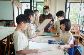 ป.๔ ทำชิ้นงานเรื่องส่วนประกอบของดอกไม้ (๑๓ มิ.ย.๖๘) FLEXI_IMAGE 3