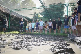 ป.๕ &quot;ย่ำดิน&quot; เตรียมหน้าดินสำหรับปลูกข้าวในแปลงเกษตร (๑๘ มิ.ย ... Image 1