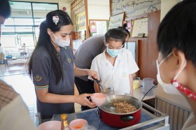 ป.๖ เรียนรู้เรื่องสารอาหารผ่านกิจกรรม&quot;เมนูช่วยชีวิต&quot; (๒๓ มิ. ... Image 8