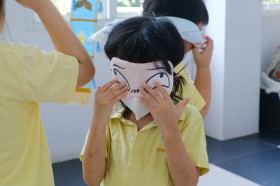 อนุบาล ๓ เล่นบทบาทสมมติจำลองสถานการณ์ความมืด (พฤ. ๓ ก.ค.๖๘) FLEXI_IMAGE 1