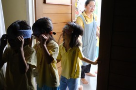 อนุบาล ๓ เล่นบทบาทสมมติจำลองสถานการณ์ความมืด (พฤ. ๓ ก.ค.๖๘) FLEXI_IMAGE 7