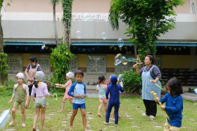 อนุบาล ๒ เล่นสนุกกับฟองสบู่ (๑๕-๑๖ ก.ค.๖๘) FLEXI_IMAGE 6