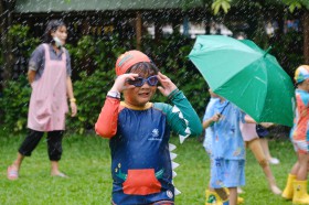 อนุบาล ๓ กิจกรรมเล่นสนุกกับฝน (พ. ๑๖ ก.ค.๖๘) FLEXI_IMAGE 8