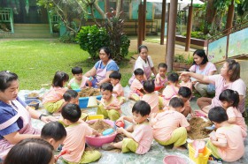 กิจกรรม &quot;เล่นสนุกกับทราย&quot; บ้านเด็กเล็ก (พฤ. ๒๔ ก.ค. ๖๘) FLEXI_IMAGE 6