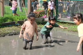 อนุบาล ๒ ย่ำดินเตรียมแปลงนา (อ. ๒๙ ก.ค.๖๘) FLEXI_IMAGE 8