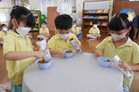 อนุบาล ๓ ทำคอร์นเฟลกคาราเมลลูกเกดมอบให้คุณแม่ (พฤ. ๗ ส.ค.๖๘) FLEXI_IMAGE 1