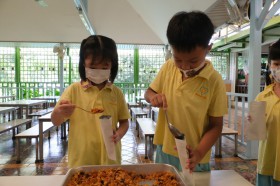 อนุบาล ๓ ทำคอร์นเฟลกคาราเมลลูกเกดมอบให้คุณแม่ (พฤ. ๗ ส.ค.๖๘) FLEXI_IMAGE 2