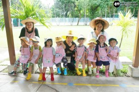 น้องเด็กเล็กช่วยคุณครูเกี่ยวข้าว (จ. ๓ พ.ย. ๖๘) Image 1