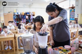 ป.๒ เรียนรู้เรื่องการนำวัสดุมาผสมกัน ผ่านการทำอาหาร (๓ ... Image 8