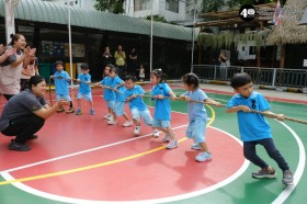 (กิจกรรมสานพลัง) การแข่งขัน &quot;ชักเย่อ&quot; นอกรอบของน้องอนุบาล Image 5