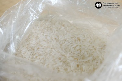 อนุบาลดูการตีข้าวและสีข้าว (พฤ. ๒๐ พ.ย.๖๘) Image 1