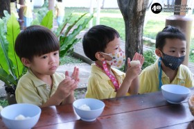 อนุบาล ๑ ทำข้าวจี่ (ศ. ๑๙ ธ.ค.๖๘) Image 4