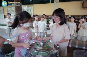 ป.๒ กิจกรรมการวัดปริมาตร "การชั่ง การตวง" ... Image 6