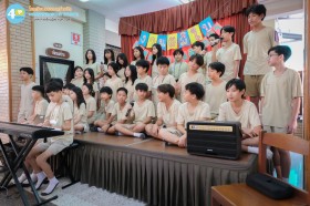 น้องมอบของที่ระลึกให้พี่ , พี่ ป.6 ร่วมกันร้องเพลง (27 ... Image 6