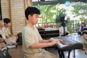 น้องมอบของที่ระลึกให้พี่ , พี่ ป.6 ร่วมกันร้องเพลง (27 ... Image 7