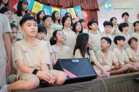 น้องมอบของที่ระลึกให้พี่ , พี่ ป.6 ร่วมกันร้องเพลง (27 ... Image 8
