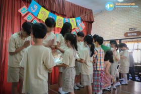 น้องมอบของที่ระลึกให้พี่ , พี่ ป.6 ร่วมกันร้องเพลง (27 ... Image 2