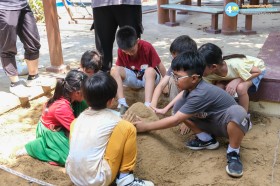 กิจกรรมสงกรานต์ "ก่อเจดีย์ทราย" (๙ เม.ย.๖๙) Image 2