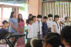 พี่ประถมร้องเพลงวันแม่ (๑๑ ส.ค.๖๙) Image 2