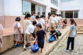 โครงการ &quot;The Giving&quot; แบ่งปันเพื่อน้อง...ของพี่ประถม 4 Image 4