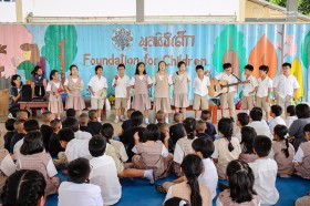 โครงการ &quot;The Giving&quot; แบ่งปันเพื่อน้อง...ของพี่ประถม 4 Image 8