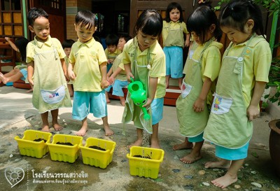น้องๆอนุบาลปลูกดาวเรืองถวาย &quot;พ่อ&quot; (2 ต.ค.60) Image 1