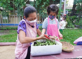 กิจกรรมเกษตรบ้านเด็กเล็ก เก็บต้นอ่อนทานตะวัน 21 ก.พ. 65 Image 2
