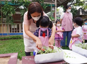 กิจกรรมเกษตรบ้านเด็กเล็ก เก็บต้นอ่อนทานตะวัน 21 ก.พ. 65 Image 5